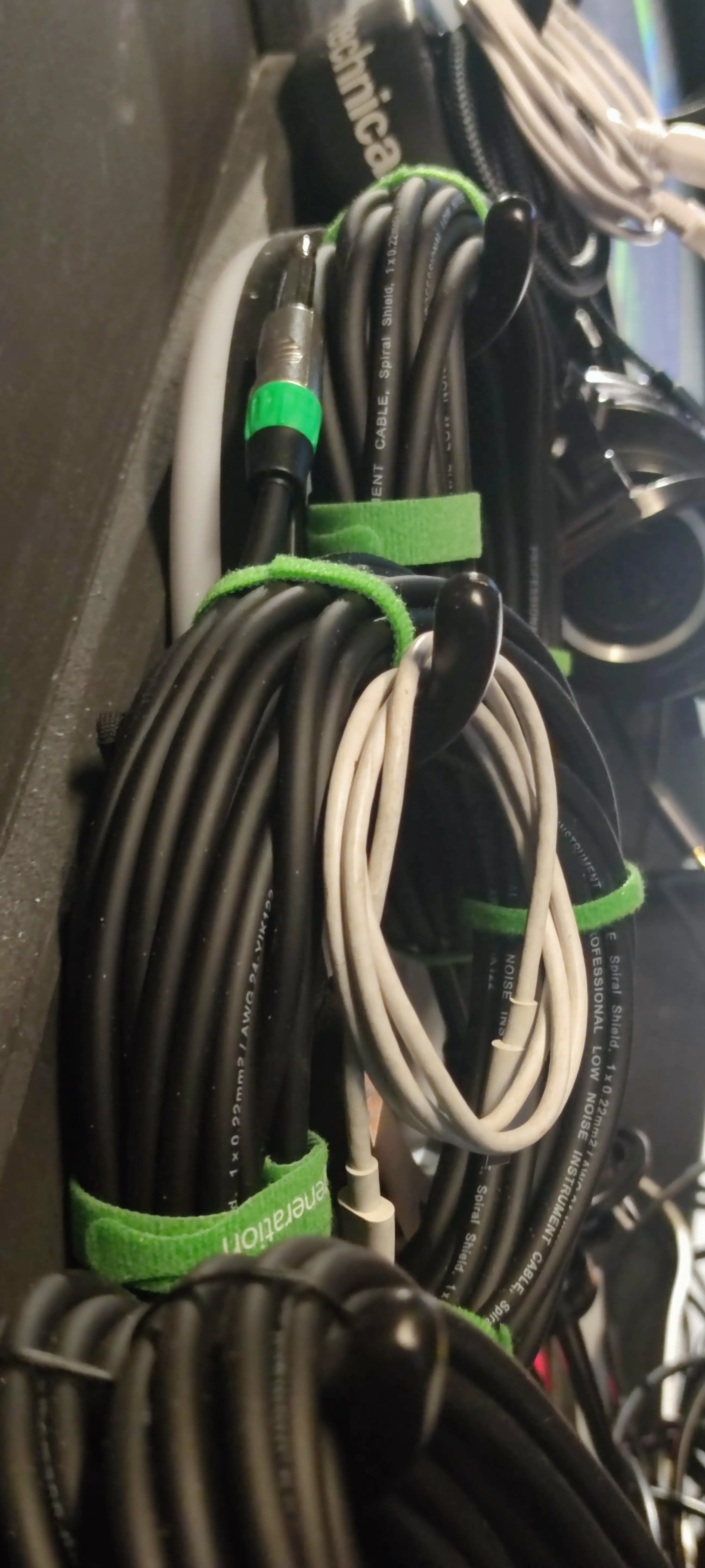 Mixing Console und Kabelverbindungen